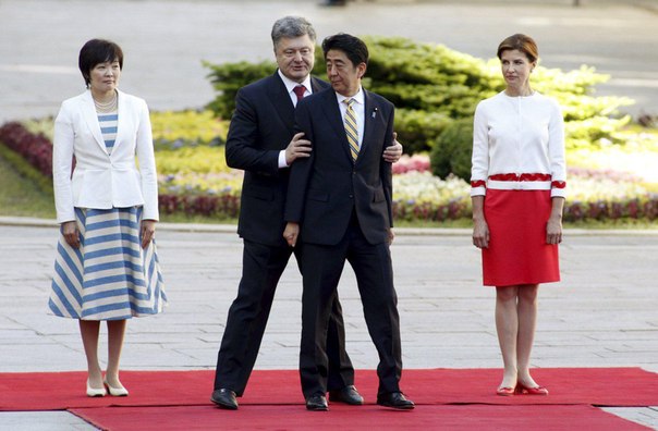 Poroshenko Danced with Japan PM for Loan Guarantees