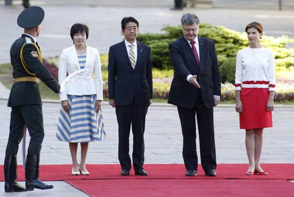 Poroshenko Danced with Japan PM for Loan Guarantees