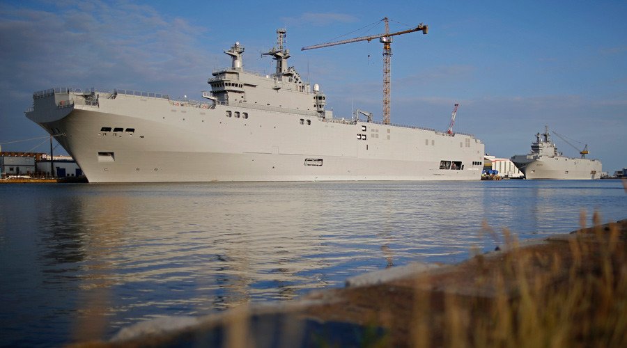 Two Mistral-class helicopter carriers Sevastopol (L) and Vladivostok are seen at the STX Les Chantiers de l'Atlantique shipyard site in Saint-Nazaire, western France © Stephane Mahe / Reuters