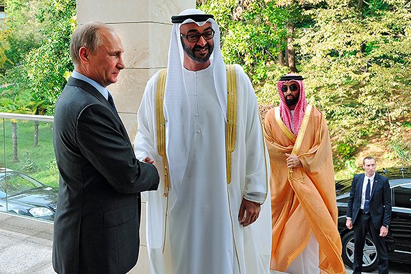 Vladimir Putin and the Crown Prince of Abu Dhabi and deputy supreme commander of the UAE Armed Forces, Mohammed bin Zayed Al Nahyan. Photo: Presidential Press Service / АР