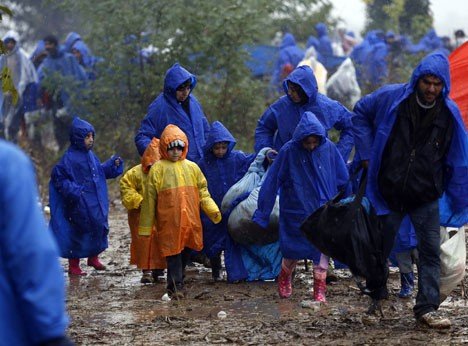 (Large crowds at the border with Croatian and the cold has given rise to agitation among refugees AP Photo / Darko Vojinovic