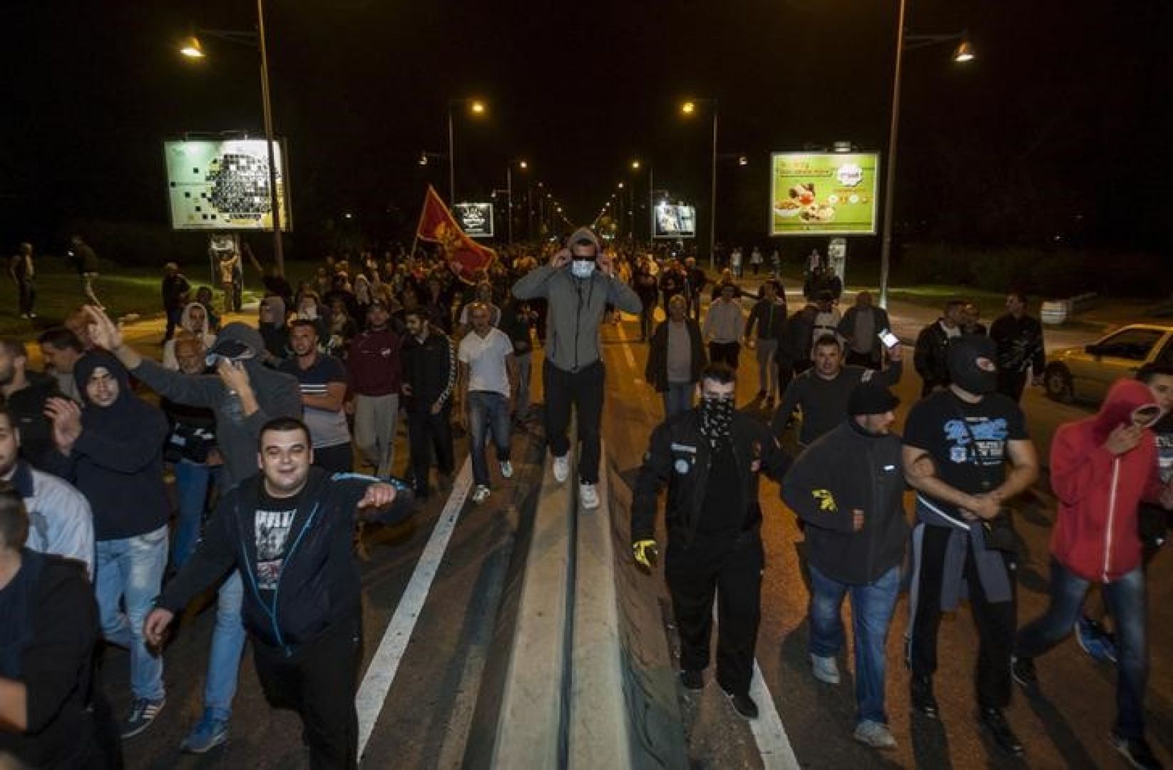 2015-10-18T195612Z_1_LYNXNPEB9H0PW_RTROPTP_3_MONTENEGRO-PROTESTS