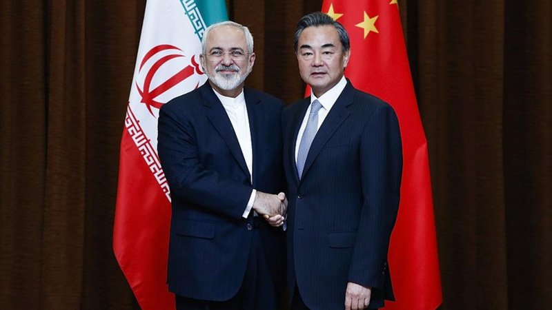 Chinese Foreign Minister Wang Yi, right, and Iranian Foreign Minister Mohammad Javad Zarif pose for photos before a bilateral meeting Tuesday, Sept. 15, 2015 in Beijing, China. (File photo: AP)