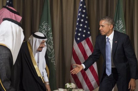 El presidente Barack Obama (derecha) se reunió el lunes con el rey de Arabia Saudí, Salman bin Abdulaziz al-Saud, al final de la cumbre del G20 en Antalya, Turkía. (AFP)