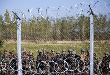 MTI118 ROSZKE (HUNGRÍA) 14/09/2015.- Soldados hacen guardia en la frontera con Serbia en Rozke (Hungría) hoy, 14 de septiembre de 2015. Un total de 5.809 refugiados procedentes en su mayoría de países de Oriente Medio y Asia entraron el domingo en Hungría, una cifra récord según la Policía magiar, que podría quedar ya hoy obsoleta porque se espera la mayor oleada de llegadas de todo el año. Según las fuerzas de seguridad húngaras, desde el pasado viernes llegaron al país centroeuropeo 13.162 refugiados y se interpusieron 28 denuncias contra supuestos traficantes de personas. EFE/Balazs Mohai PROHIBIDO SU USO EN HUNGRÍA