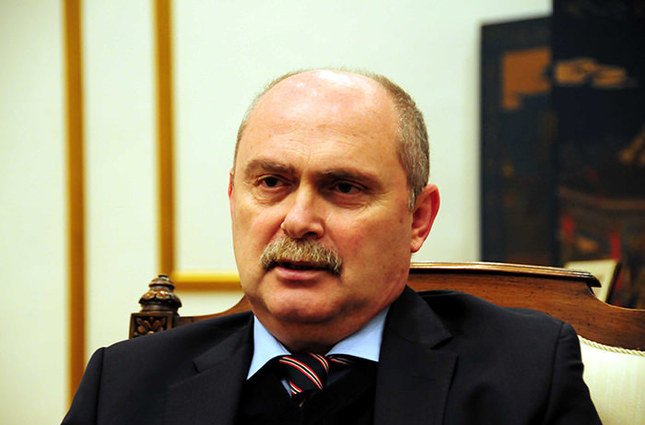 DISISLERI BAKANLIGI MUSTESARI FERIDUN SINIRLIOGLU, SURIYE'DE YASANANLARIN TURKIYE ACISINDAN ULUSAL GUVENLIK MESELESI OLDUGUNU BELIRTEREK, "BIZ SURIYE HALKININ OZGURLUK, DEMOKRASI TALEPLERININ BIR AN ONCE KUVVEDEN FIILE YUKSELMESINI ISTIYORUZ" DEDI. CIN'IN BASKENTI PEKIN'DE TEMASLARDA BULUNAN SINIRLIOGLU, TURKIYE-CIN ILISKILERI, CIN'DE YONETIM DEGISIKLIGI, IKI ULKE ILISKILERININ YENI YONETIM SONRASI GELECEGI VE SURIYE MESELESI HAKKINDA AA MUHABIRININ SORULARINI YANITLADI. (ANADOLU AJANSI - TEVFIK DURUL)(20121120)