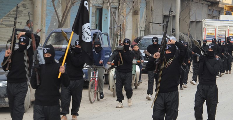 Fighters of al-Qaeda linked Islamic State of Iraq and the Levant carry their weapons during a parade at the Syrian town of Tel Abyad, near the border with Turkey January 2, 2014. Picture taken January 2, 2014. REUTERS/Yaser Al-Khodor (SYRIA - Tags: POLITICS CIVIL UNREST CONFLICT) - RTX170U3