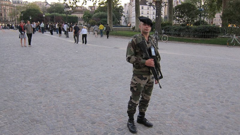 Paris_Trip_French_Army_Infantry_Soldier_FAMAS_Bullpup_Assault_Rifle_1