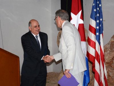 The agreement was signed by the official in charge of businesses of the American Embassy in La Habana, Jeffrey DeLaurentis and the chief of the National Bureau of Hydrography and Geodesy (ONHG), Cándido Regalado Gómez/Rodolfo BLANCO CUÉ/sdl