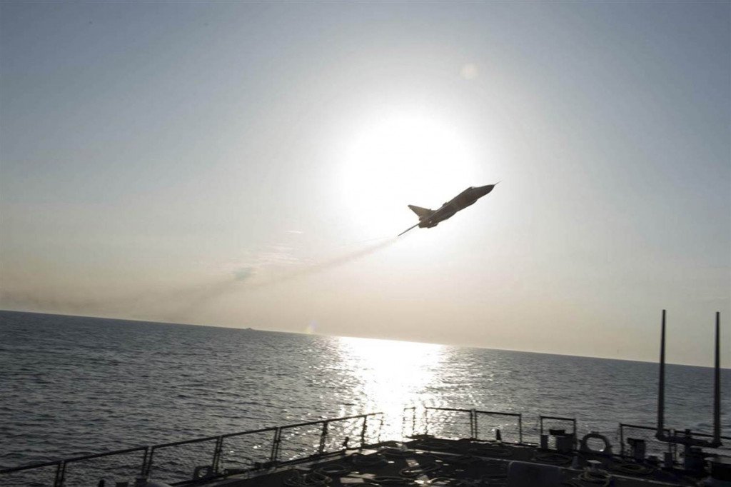 A Russian Sukhoi SU-24 attack aircraft flying near the U.S. guided missile destroyer USS Donald Cook in the Baltic Sea. U.S. Navy. Photo: Reuters