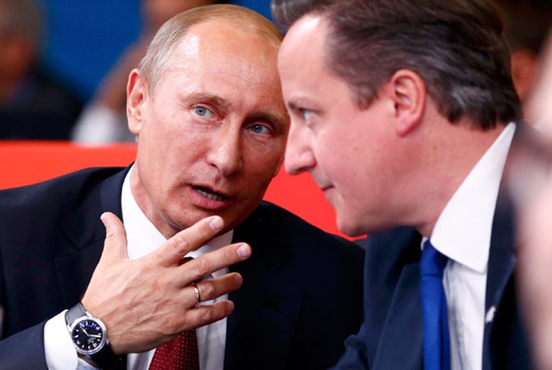 Russian President Vladimir Putin and Britain's Prime Minister David Cameron (R) chat as they watch the women's -78kg and men's 100kg judo competition at the London 2012 Olympic Games August 2, 2012.                                        REUTERS/Darren Staples (BRITAIN  - Tags: OLYMPICS SPORT JUDO POLITICS)