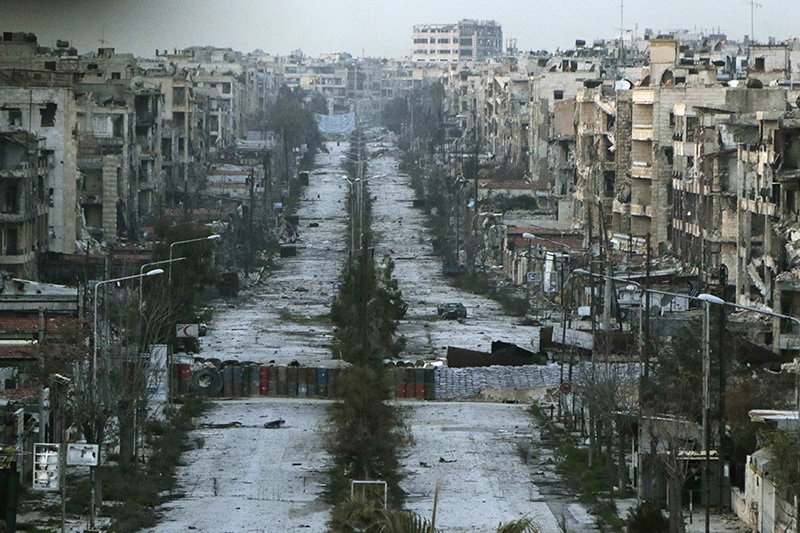 A general view shows a damaged street with sandbags used as barriers in Aleppo's Saif al-Dawla district March 6, 2015. REUTERS/Hosam Katan