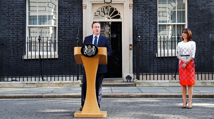Britain's Prime Minister David Cameron speaks after Britain voted to leave the European Union, outside Number 10 Downing Street as his wife Samantha looks on in London, Britain June 24, 2016 © Stefan Wermuth / Reuters