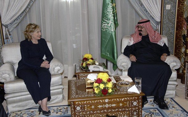 Saudi Arabia's King Abdullah meets U.S. Secretary of State Hillary Clinton at the Royal Palace in Riyadh February 15, 2010. REUTERS/Saudi Press Agency/Handout (SAUDI ARABIA - Tags: POLITICS) FOR EDITORIAL USE ONLY. NOT FOR SALE FOR MARKETING OR ADVERTISING CAMPAIGNS