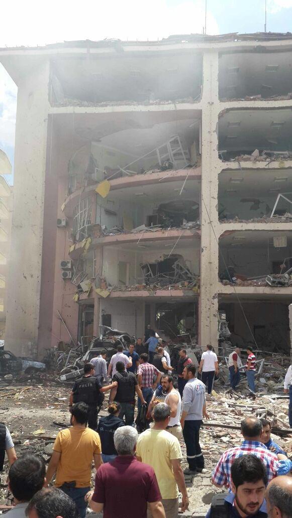Many Wounded by Bombing at Police station in Southeast Turkey (Photos)