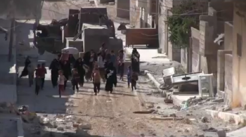 Nail-biting footage shows moment Manbij families escape battle zone (VIDEO)