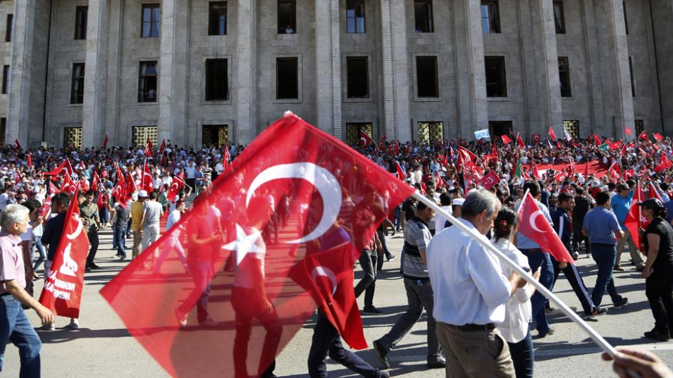 Turkish authorities ban government’s civil servants from leaving the country