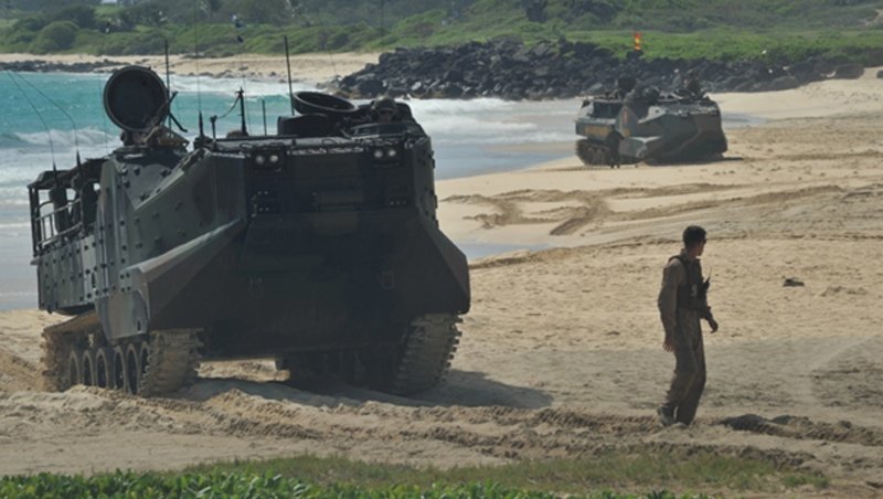 Japanese troops from the Western Army Infantry Regiment train with U.S. Marines in Hawaii in conducting amphibious assault with AAV7s, August of 2014.