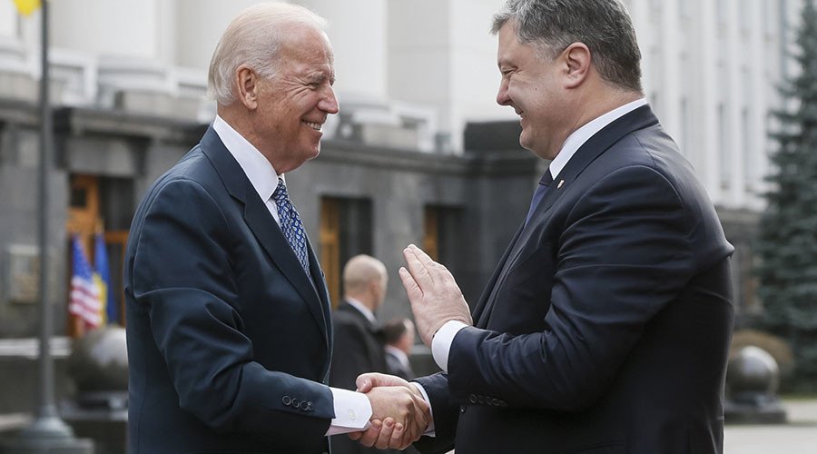 Ukraine's President Petro Poroshenko (R) welcomes U.S. Vice President Joe Biden in Kiev, Ukraine, December 7, 2015. REUTERS/Valentyn Ogirenko