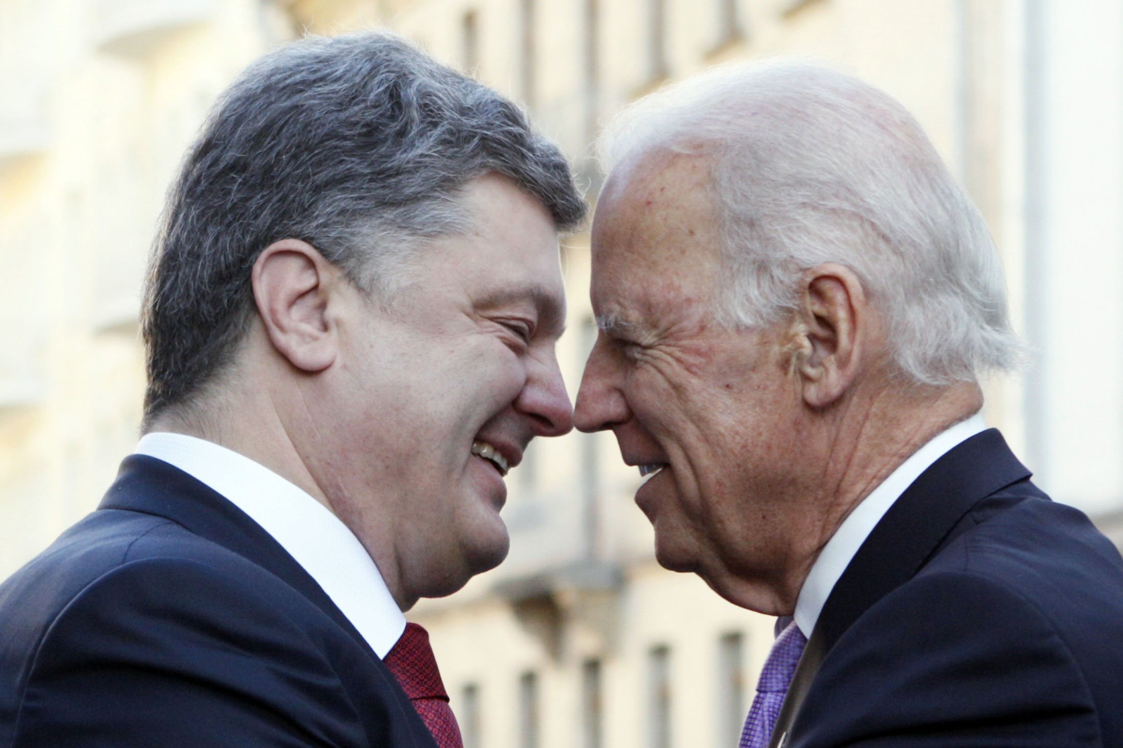 Ukraine's President Petro Poroshenko (L) and U.S. Vice President Joe Biden meet in Kiev, November 21, 2014. REUTERS/Valentyn Ogirenko (UKRAINE - Tags: POLITICS TPX IMAGES OF THE DAY)