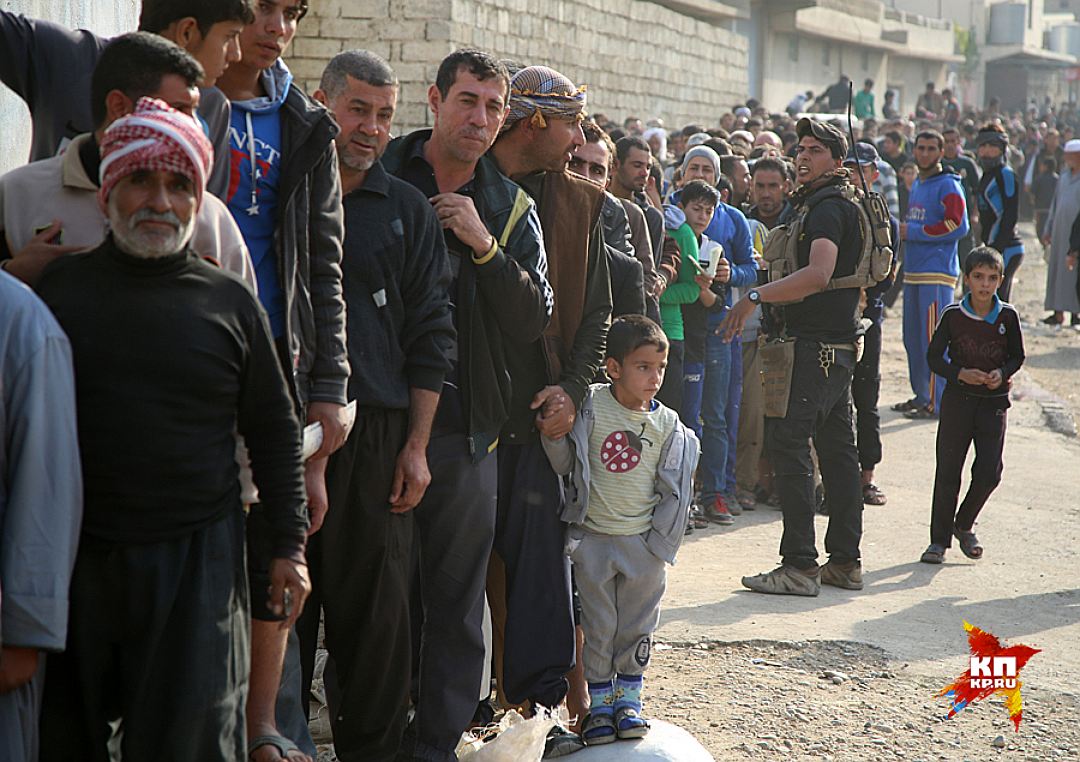 Fig.2 Residents of Mosul are in line for food