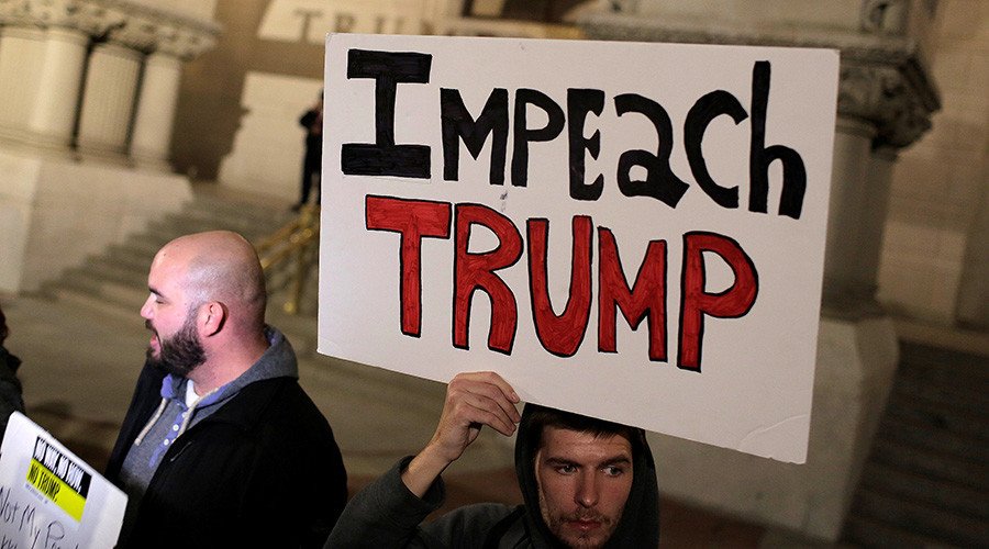 Demonstrators protest against U.S. President-elect Donald Trump in front of the Trump International Hotel in Washington, U.S. © Joshua Roberts / Reuters