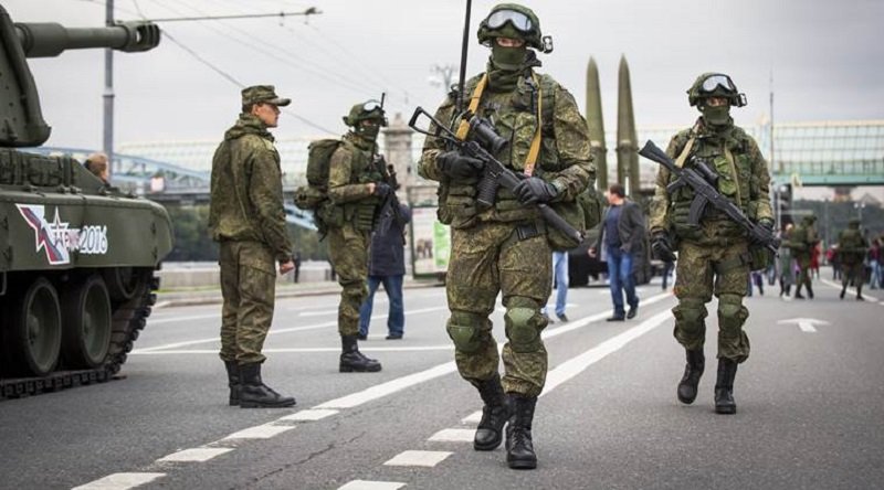 Russian soldiers walk near the Russian Defense Ministry building prior to a concert for the all-Russian festival "Russian Army in 2016" in Moscow, Russia, Saturday, Sept. 17, 2016.  The military festival features army bands, dancers and singers. (AP Photo/Alexander Zemlianichenko)