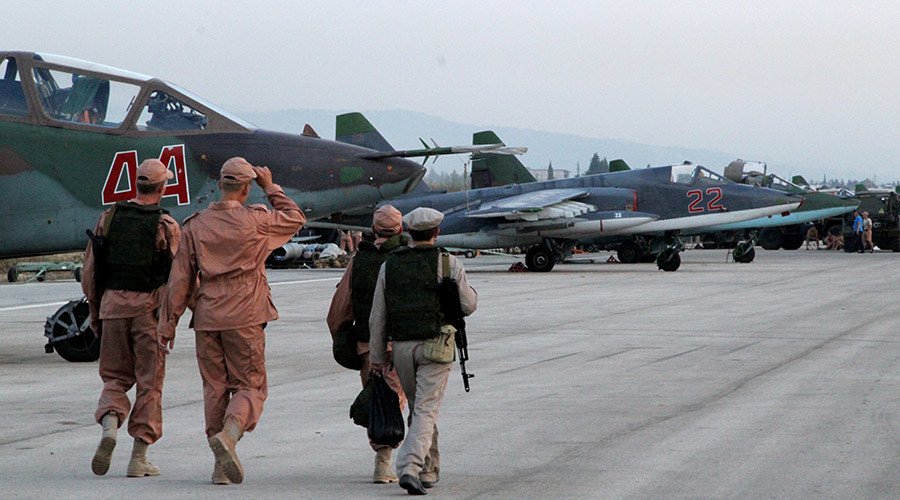 Technicians at Syria's Hmeimim airport where Russian aircraft are deployed. © Dmitriy Vinogradov / RIA Novosti