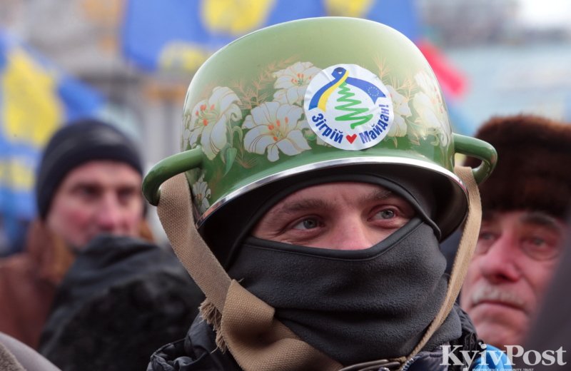An anti-government protester wears a pot as a helmet at a rally on Maidan Nezalezhnosti on Jan. 19, 2014. On Jan. 16 the Verkhovna Rada, Ukraine’s parliament, passed a controversial raft of legislation (dubbed the “Dictatorship Laws” based on similar Russian laws that criminalized a range of protest actions, including the wearing of helmets by protesters. EuroMaidan supporters responded by donning colanders, pots, and metal buckets in mockery of the parliament, which in any case had passed the repressive laws illegally by a show of hands.