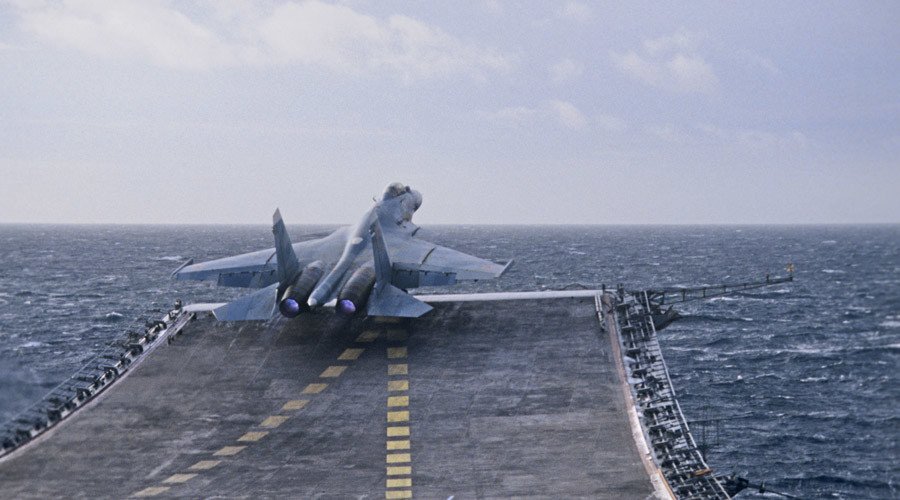 A Sukhoi Su-27K fighter takes off from the heavy aircraft carrying cruiser Admiral Kuznetsov of the Russian Northern Fleet. © Oleg Lastochkin / Sputnik