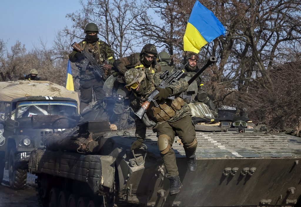 Members of the Ukrainian armed forces ride on an armoured personnel carrier (APC) near Debaltseve, eastern Ukraine, February 12, 2015.Gleb Garanich/Reuters