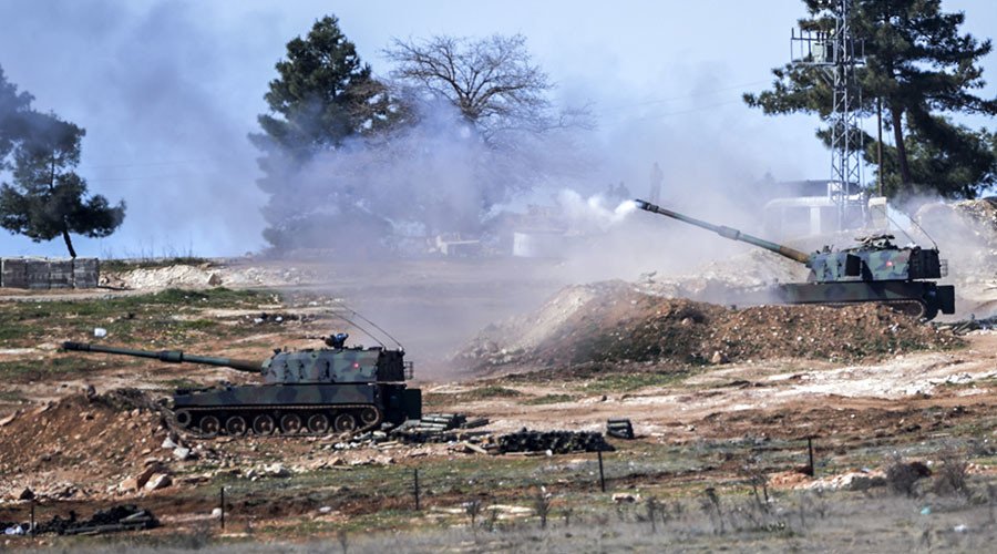 Turkish artillery near the town of Kilis in south-central Turkey fire across the Syrian border on February 16, 2016. © Bulent Kilic / AFP