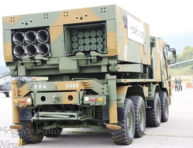 This photo clearly demonstrates the ability of the system to carry rocket pods of varying caliber. This MLRS vehicle is equipped with both 227mm. and 130mm. rockets for demonstration purposes.