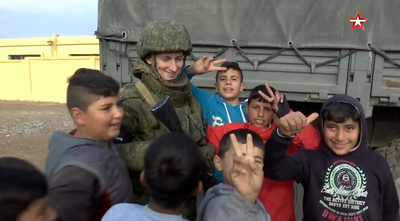 Russian Forces Provide Humanitarian Aid To Civilians In Raqqah City (Video)