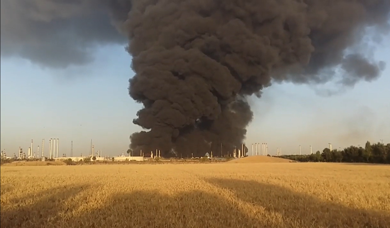 Massive Fire Broke Out At Tehran Oil Refinery (Videos)