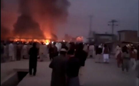 Сrowd Burned Down Police Station In Pakistan (Video)