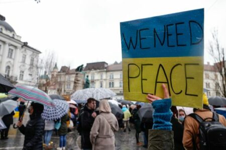 Why Does US Insist On Peace Talks Between Kiev And Moscow?
