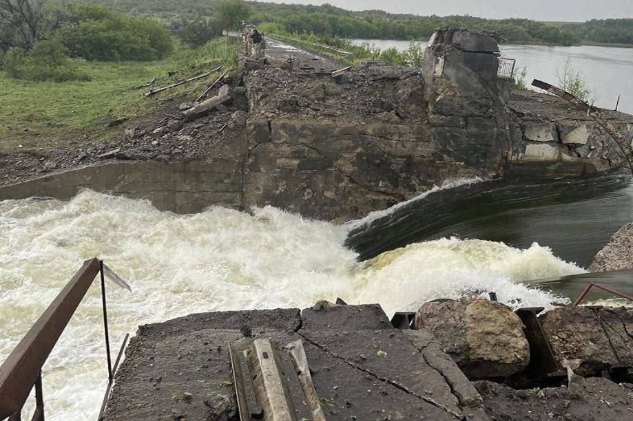 Water Arrives. Russian Strike Destroyed Key Section Of Ukraine's E-50 Road At Karlovskoye Reservoir