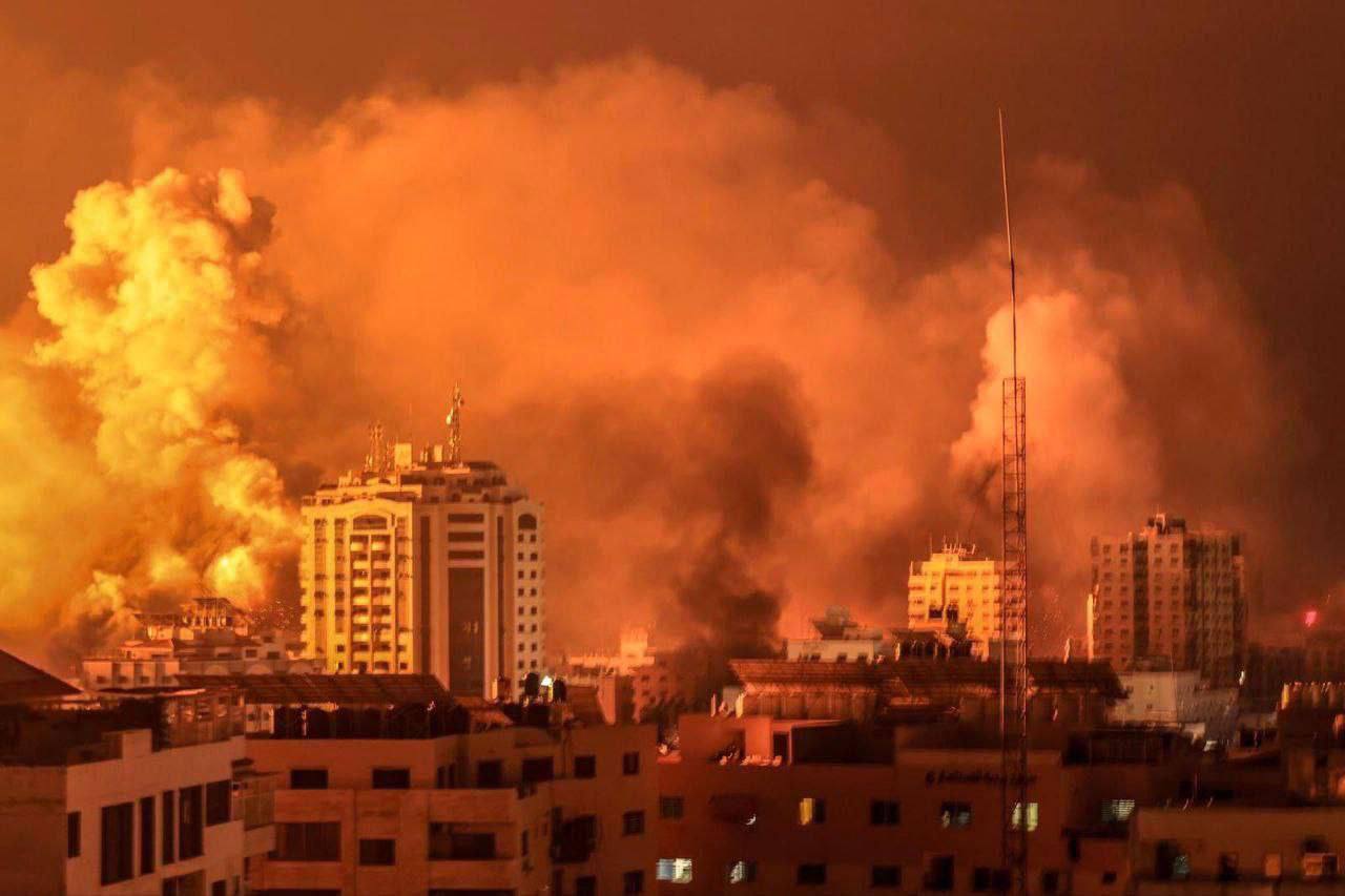 Un groupe de troupes israéliennes est entré dans la bande de Gaza au milieu de frappes aériennes dévastatrices